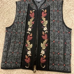Icelandic Design Vest, Lined, Zipper close.size Med. Chest 20”, Length 22”.